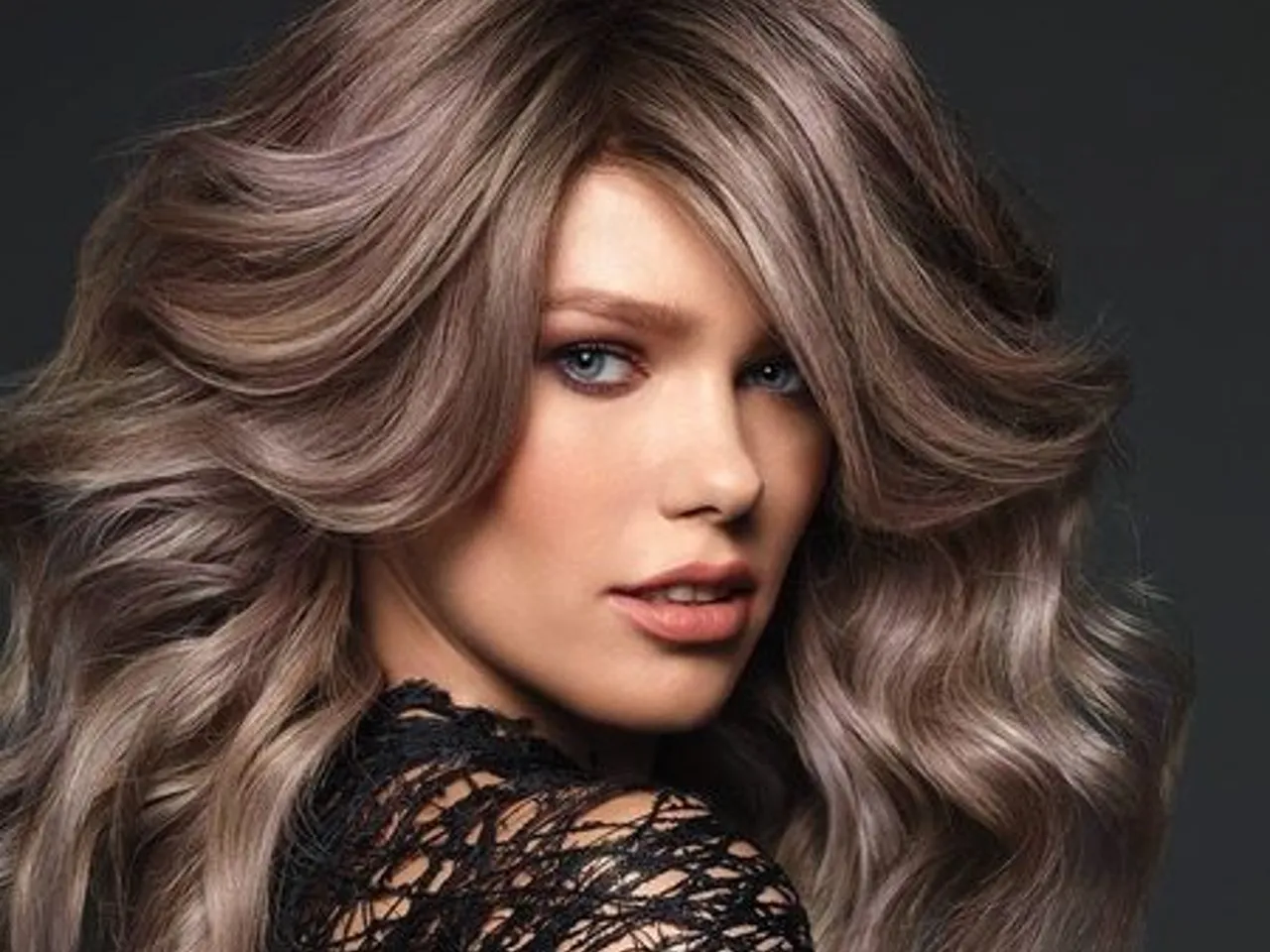 Цвет волос капучино (86 фото): окрашивание профессиональной краской в палитру светлых, холодных, карамельных оттенков