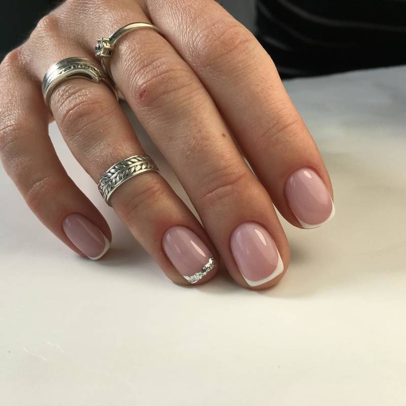 Френч с блестками 2024: фото новинки маникюра и дизайна ногтей на короткие и длинные ногти квадрат и миндаль