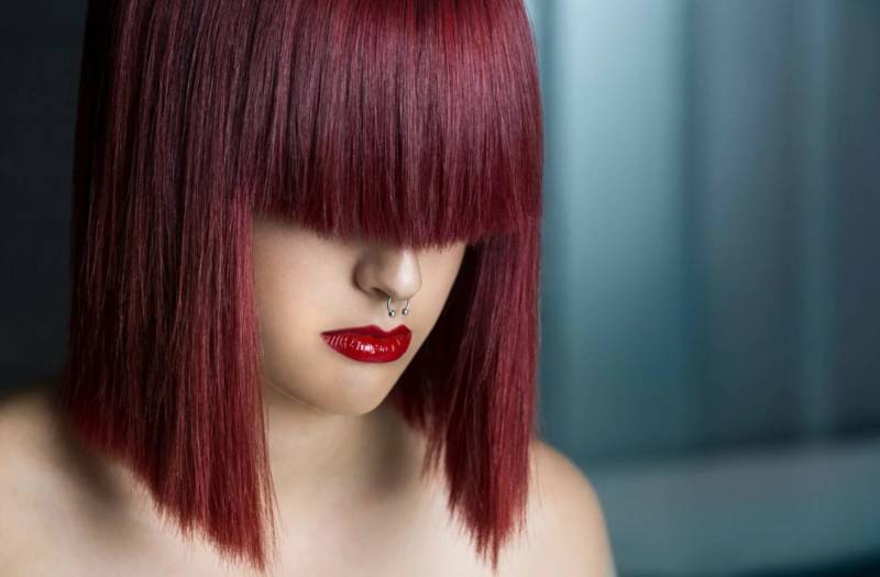 Гранатовый цвет волос (60 фото): окрашивание бальзамом краской и маской на светлые, русые и темные волосы