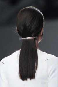 Прически с хвостиком для девочек и девушек: 129 фото идей на короткие и длинные волосы, с резинками и распущенными волосами