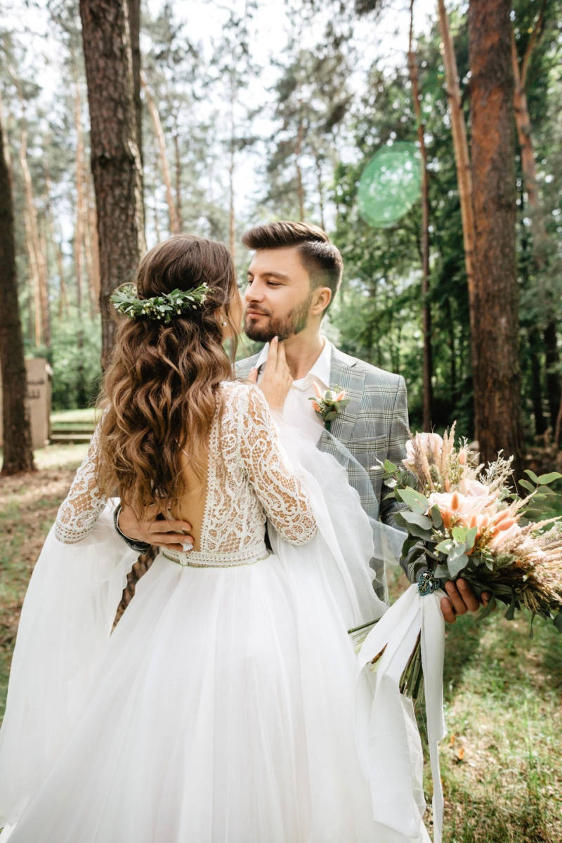 Свадебные прически на длинные волосы 2024 - фото красивых причесок для невесты с фатой и без фаты, собранные пучки и локоны