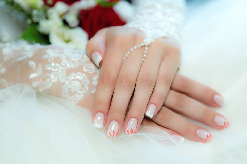 Свадебный маникюр 2024: фото идеи маникюра для невесты на свадьбу на короткие, длинные, квадратные, миндальные ногти