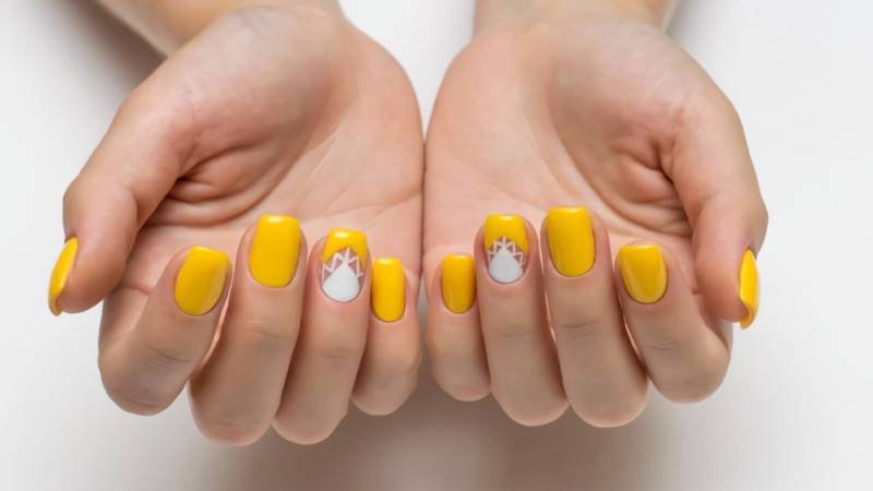 Желтый маникюр 2024 года: 138 фото идей красивого модного дизайна с цветами, блестками, френч, на короткие и длинные ногти