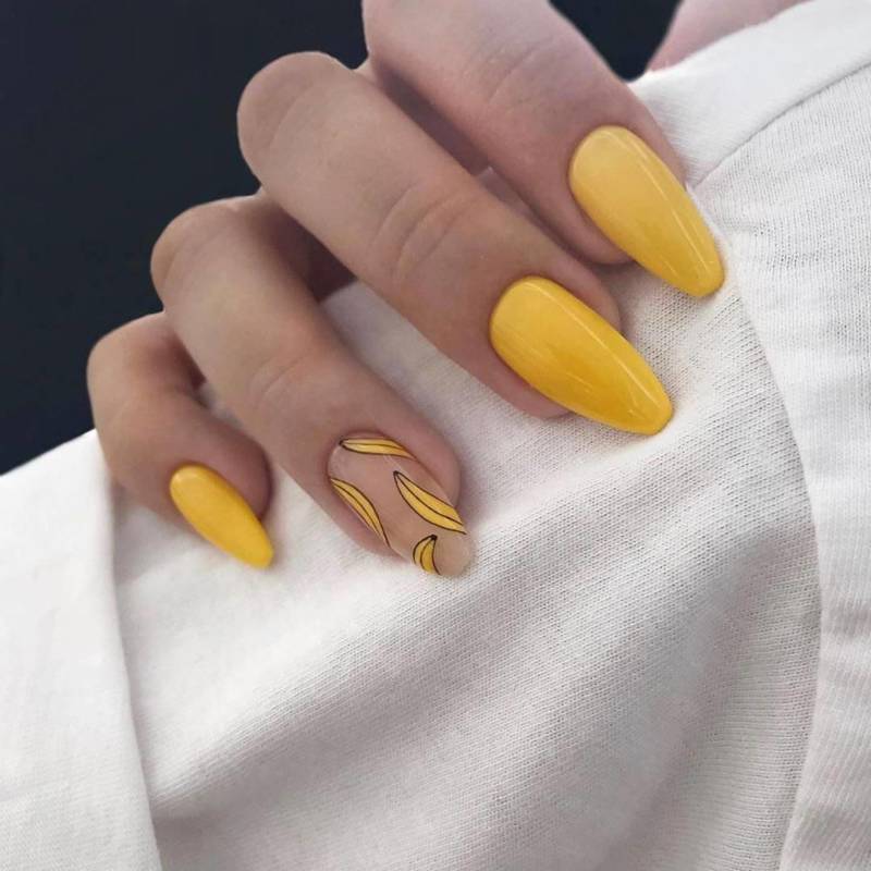 Желтый маникюр 2024 года: 138 фото идей красивого модного дизайна с цветами, блестками, френч, на короткие и длинные ногти
