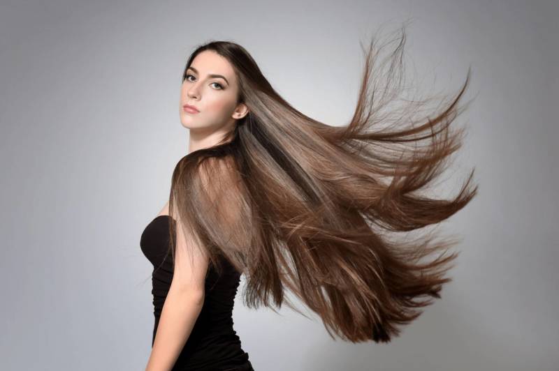 Женские прически на длинные волосы 2024: фото новинки красивых легких причесок на выпускной, в школу, на каждый день и праздники