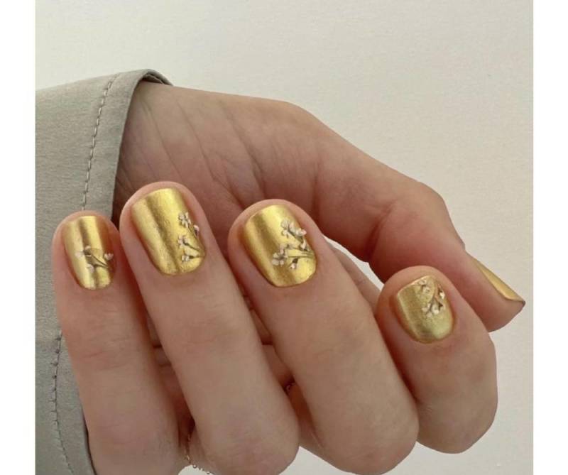 Золотой маникюр 2024 года - 131 фото новинка дизайна на короткие и длинные, квадратные и миндалевидные ногти